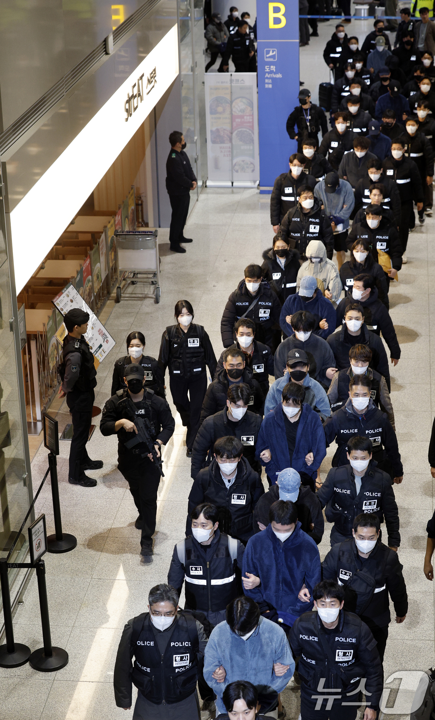 (인천공항=뉴스1) 안은나 기자 = 캄보디아를 거점으로 대규모 스캠 범죄를 저지른 한국 국적 피의자 73명이 23일 오전 인천국제공항 2터미널을 통해 강제 송환되고 있다.이들은 우 …