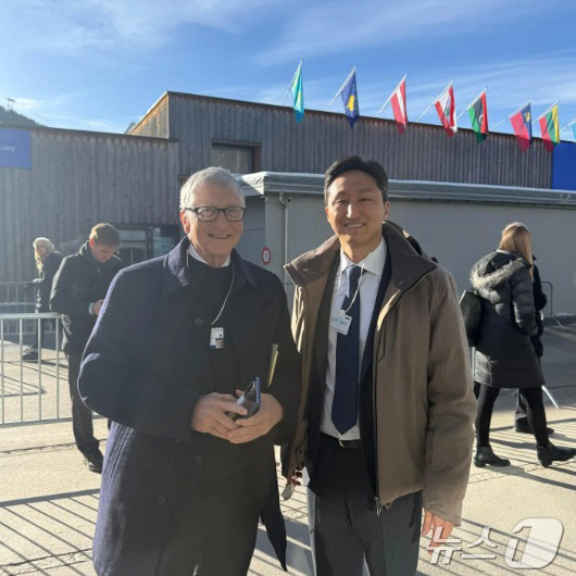 (서울=뉴스1) = 정기선 HD현대 회장(왼쪽)이 22일(현지시각) 스위스에서 열린 '2026 세계경제포럼 연차총회'에서 빌 게이츠 테라파워 창업자 겸 회장과 기념촬영을 하고 있다 …