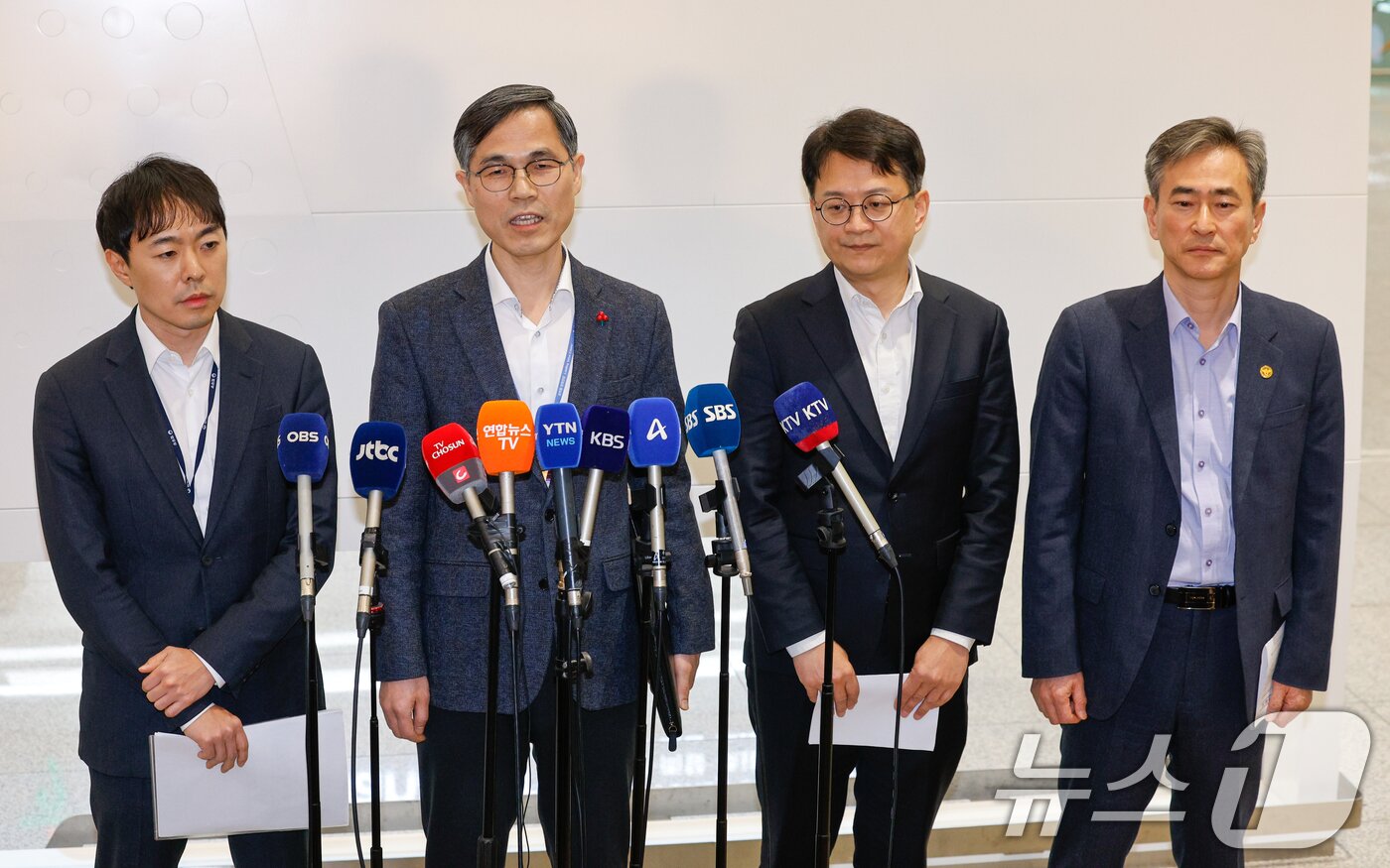 본문 이미지 - 캄보디아를 거점으로 대규모 스캠 범죄를 저지른 한국 국적 피의자 73명이 강제 소환된 23일 오전 인천국제공항 2터미널에서 초국가범죄 특별대응 태스크포스(TF) 유승렬 치안감이 브리핑을 하고 있다. 2026.1.23/뉴스1 ⓒ News1 안은나 기자