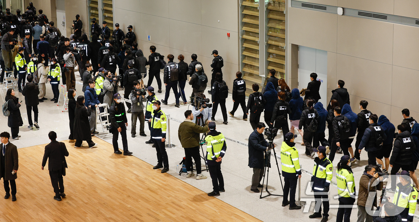 (인천공항=뉴스1) 안은나 기자 = 캄보디아를 거점으로 대규모 스캠 범죄를 저지른 한국 국적 피의자 73명이 23일 오전 인천국제공항 2터미널을 통해 강제 송환되고 있다.이들은 우 …