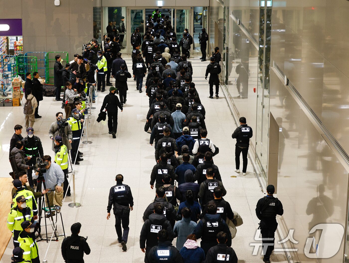 본문 이미지 - 캄보디아를 거점으로 대규모 스캠 범죄를 저지른 한국 국적 피의자 73명이 23일 오전 인천국제공항 2터미널을 통해 강제 송환되고 있다. 2026.1.23/뉴스1 ⓒ News1 안은나 기자