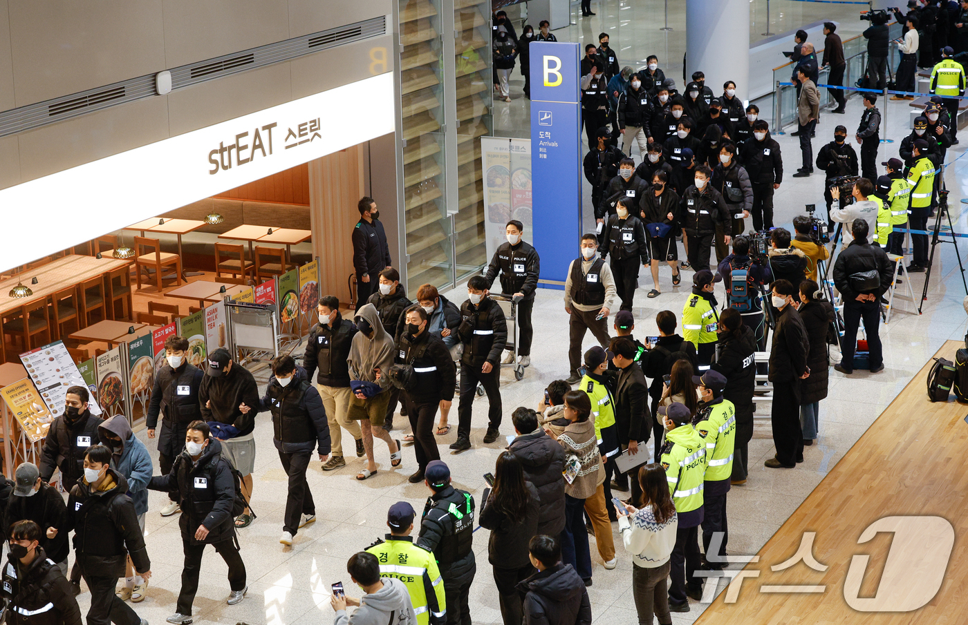 (인천공항=뉴스1) 안은나 기자 = 캄보디아를 거점으로 대규모 스캠 범죄를 저지른 한국 국적 피의자 73명이 23일 오전 인천국제공항 2터미널을 통해 강제 송환되고 있다.이들은 우 …