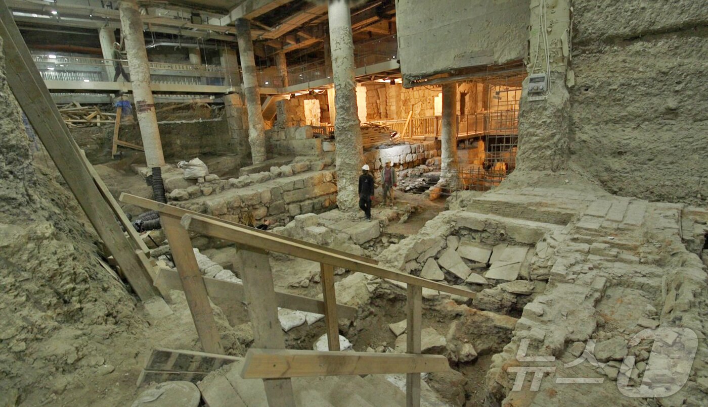 본문 이미지 - 서쪽 벽 광장 아래 발굴 현장 (에밀 알라젬, 이스라엘 고대유물관리국 제공)