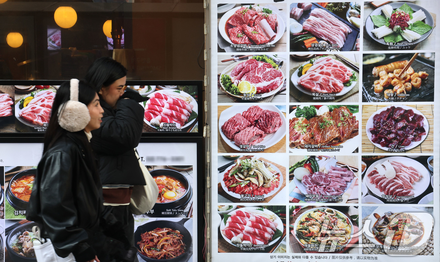 (서울=뉴스1) 이광호 기자 = 23일 서울 중구 명동에서 관광객들이 한식당 앞을 지나가고 있다.한국소비자원 가격정보포털 참가격에 따르면 지난해 1년 동안 외식비는 최대 5%이상 …