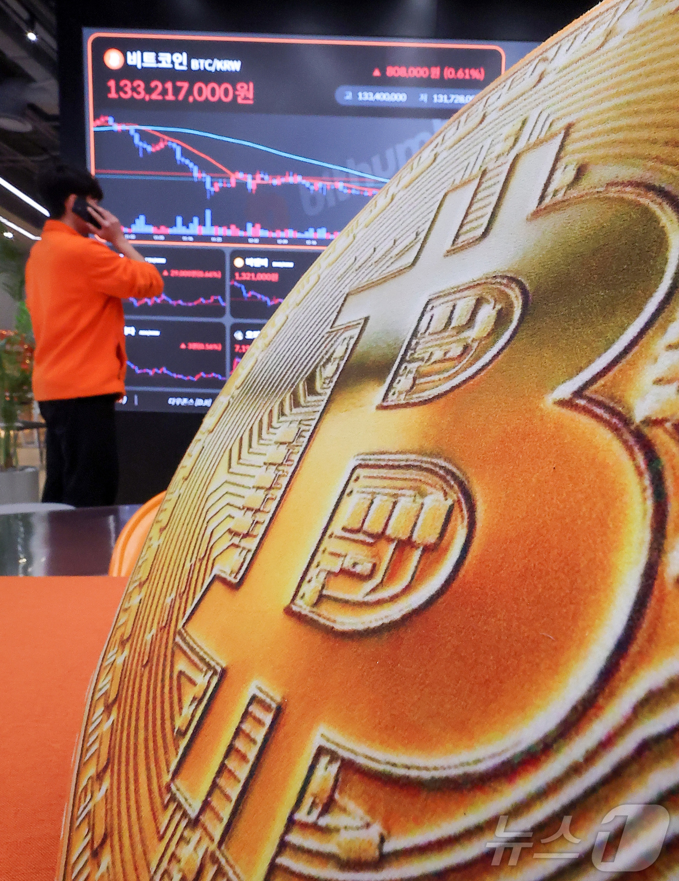 (서울=뉴스1) 김성진 기자 = 그린란드 사태가 진정되고 있음에도 암호화폐가 일제히 하락한 23일 서울 서초구 빗썸라운지 강남본점에서 비트코인 등 가상화폐 거래 가격이 표시되고 있 …