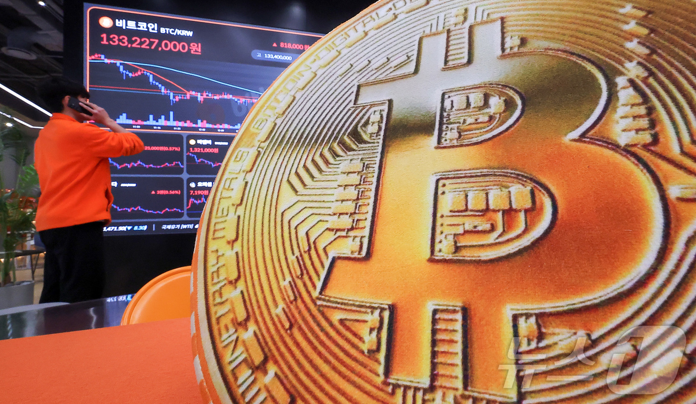(서울=뉴스1) 김성진 기자 = 그린란드 사태가 진정되고 있음에도 암호화폐가 일제히 하락한 23일 서울 서초구 빗썸라운지 강남본점에서 비트코인 등 가상화폐 거래 가격이 표시되고 있 …