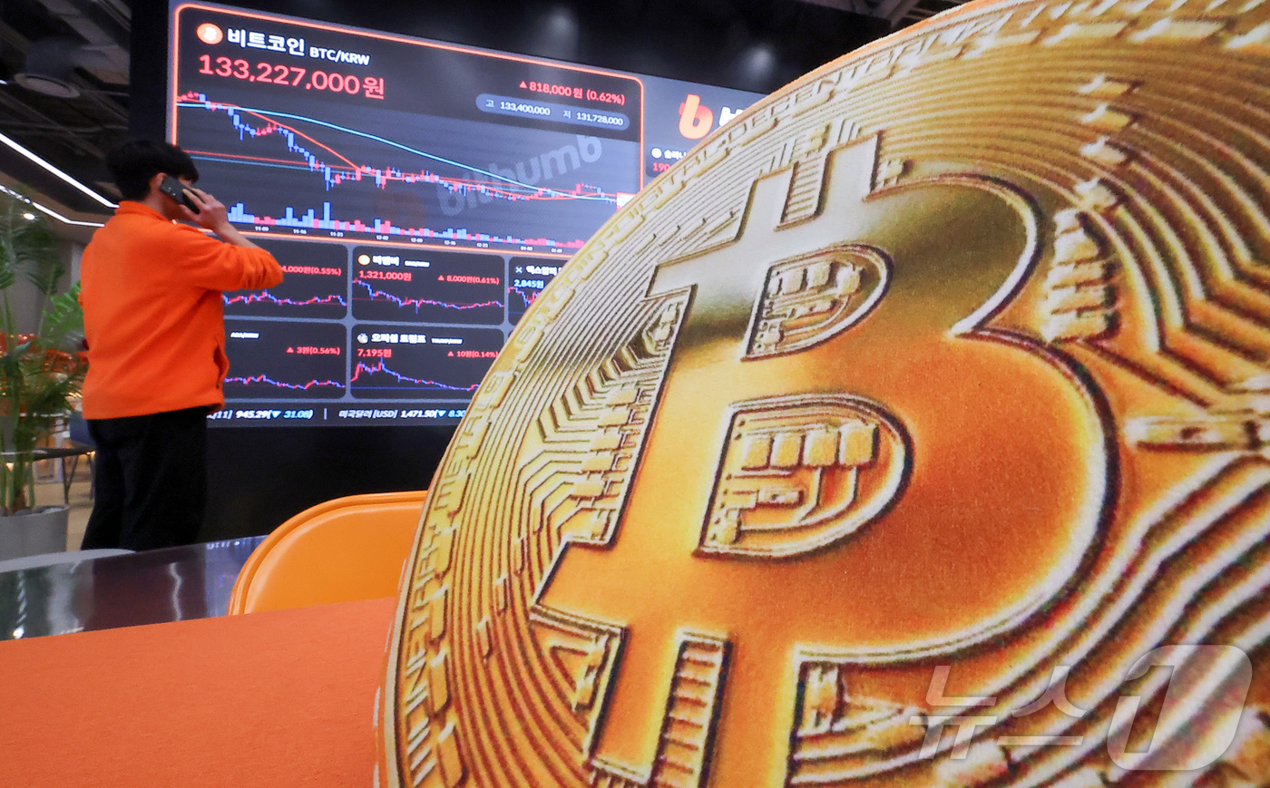 (서울=뉴스1) 김성진 기자 = 그린란드 사태가 진정되고 있음에도 암호화폐가 일제히 하락한 23일 서울 서초구 빗썸라운지 강남본점에서 비트코인 등 가상화폐 거래 가격이 표시되고 있 …