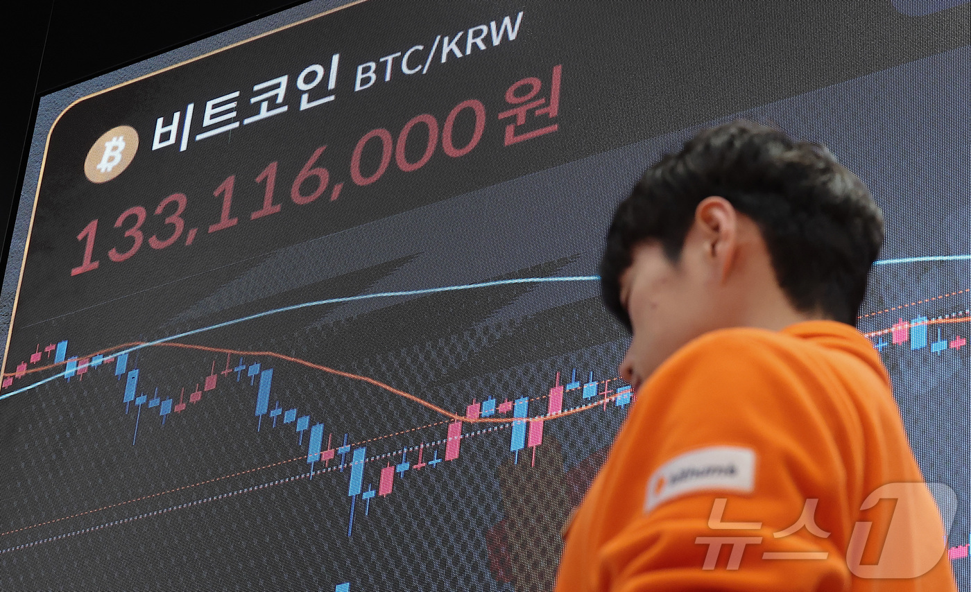 (서울=뉴스1) 김성진 기자 = 그린란드 사태가 진정되고 있음에도 암호화폐가 일제히 하락한 23일 서울 서초구 빗썸라운지 강남본점에서 비트코인 등 가상화폐 거래 가격이 표시되고 있 …