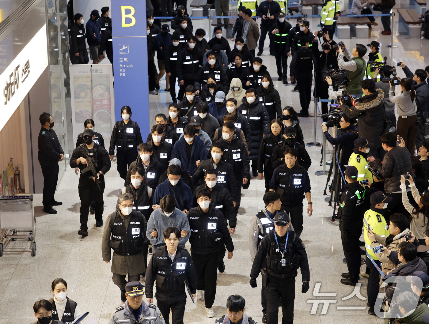 (인천공항=뉴스1) 안은나 기자 = 캄보디아를 거점으로 대규모 스캠 범죄를 저지른 한국 국적 피의자 73명이 23일 오전 인천국제공항 2터미널을 통해 강제 송환되고 있다.이들은 우 …