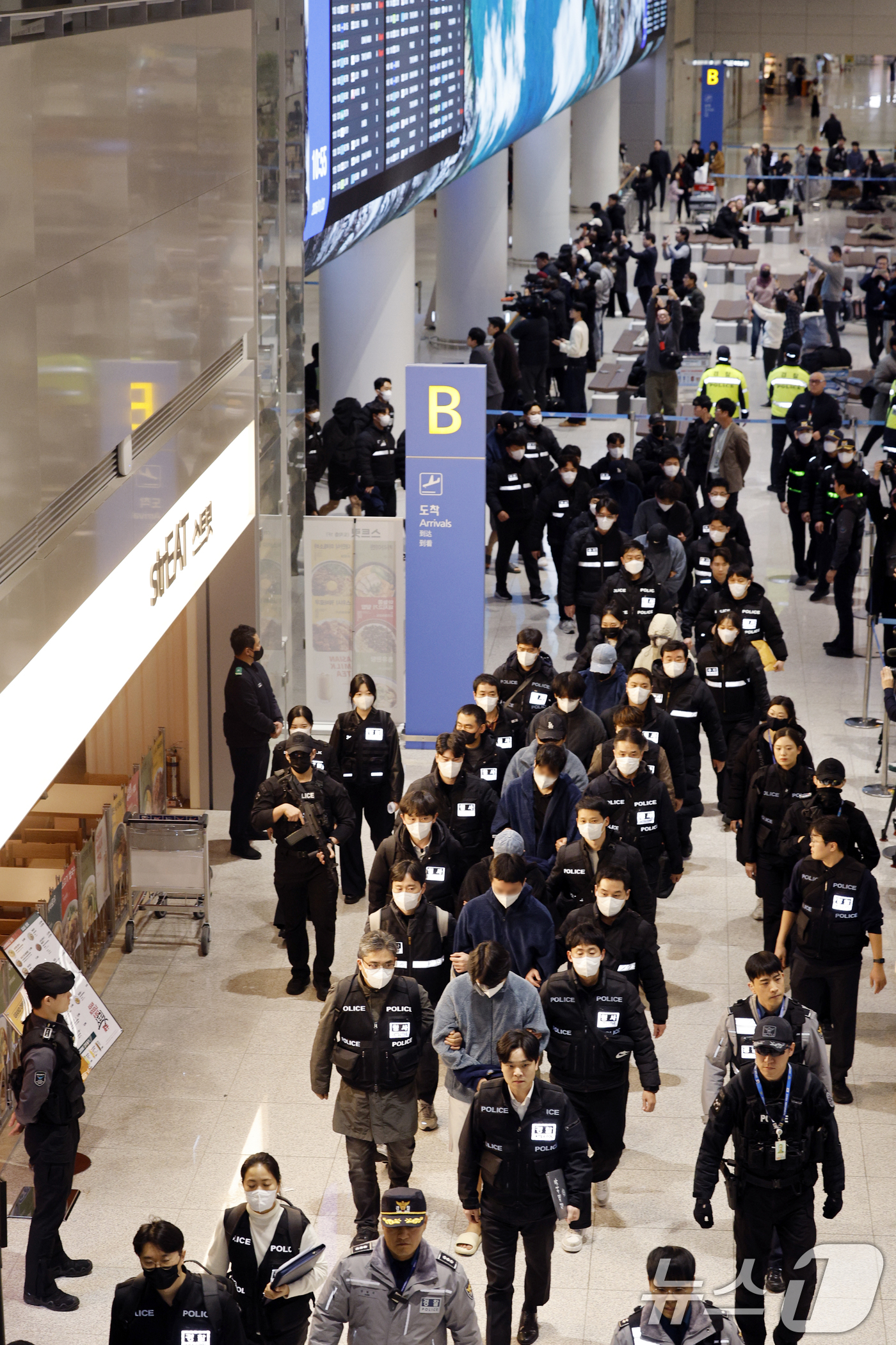 (인천공항=뉴스1) 안은나 기자 = 캄보디아를 거점으로 대규모 스캠 범죄를 저지른 한국 국적 피의자 73명이 23일 오전 인천국제공항 2터미널을 통해 강제 송환되고 있다.이들은 우 …