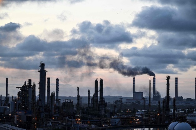 [포토] 연기 내뿜는 베네수엘라 정유 공장