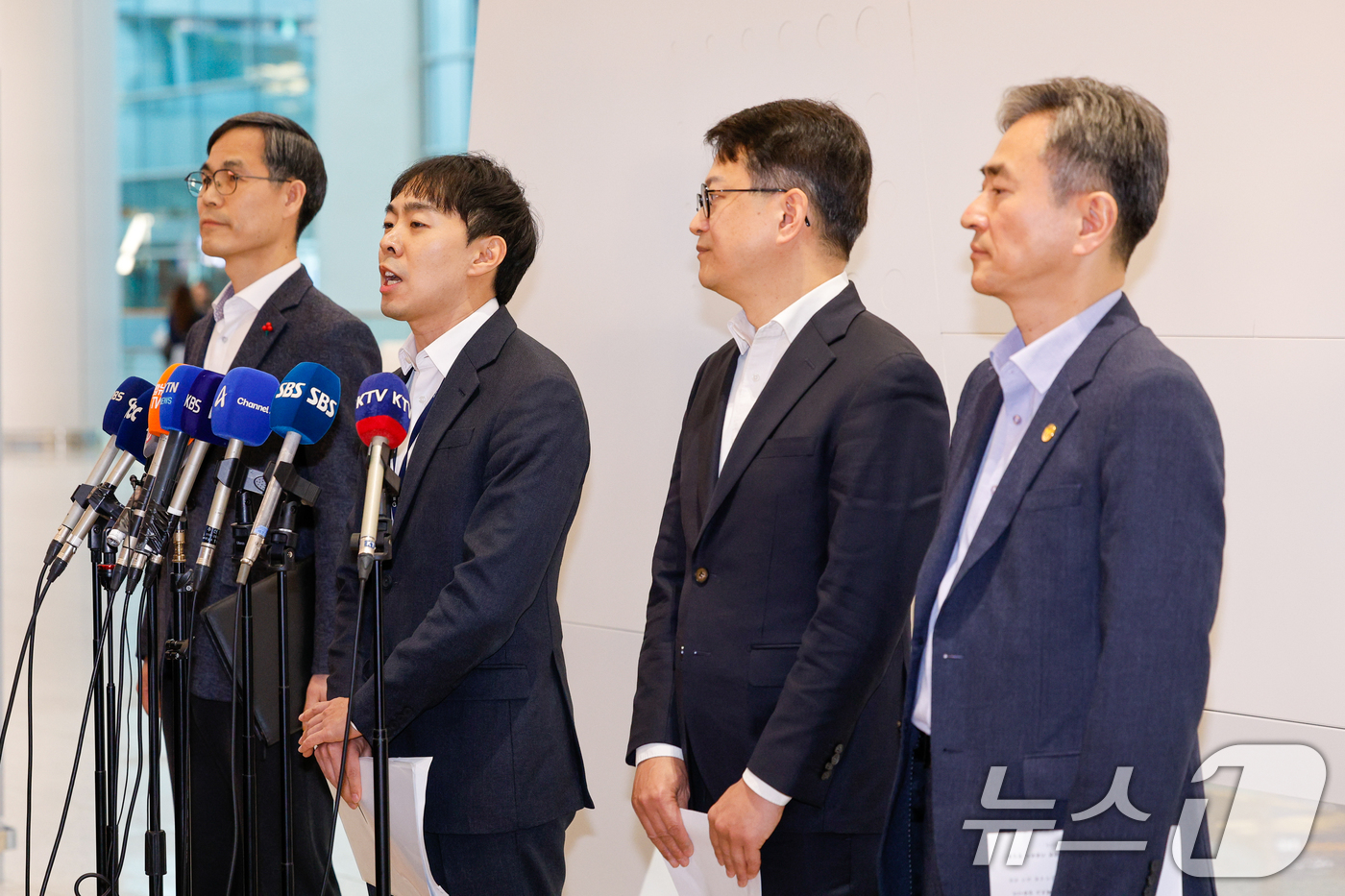 (인천공항=뉴스1) 안은나 기자 = 캄보디아를 거점으로 대규모 스캠 범죄를 저지른 한국 국적 피의자 73명이 강제 소환된 23일 오전 인천국제공항 2터미널에서 초국가범죄 특별대응 …