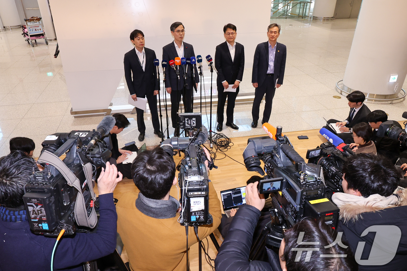 (인천공항=뉴스1) 안은나 기자 = 캄보디아를 거점으로 대규모 스캠 범죄를 저지른 한국 국적 피의자 73명이 강제 소환된 23일 오전 인천국제공항 2터미널에서 초국가범죄 특별대응 …