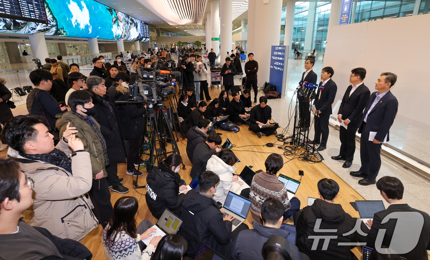 (인천공항=뉴스1) 안은나 기자 = 캄보디아를 거점으로 대규모 스캠 범죄를 저지른 한국 국적 피의자 73명이 강제 소환된 23일 오전 인천국제공항 2터미널에서 초국가범죄 특별대응 …