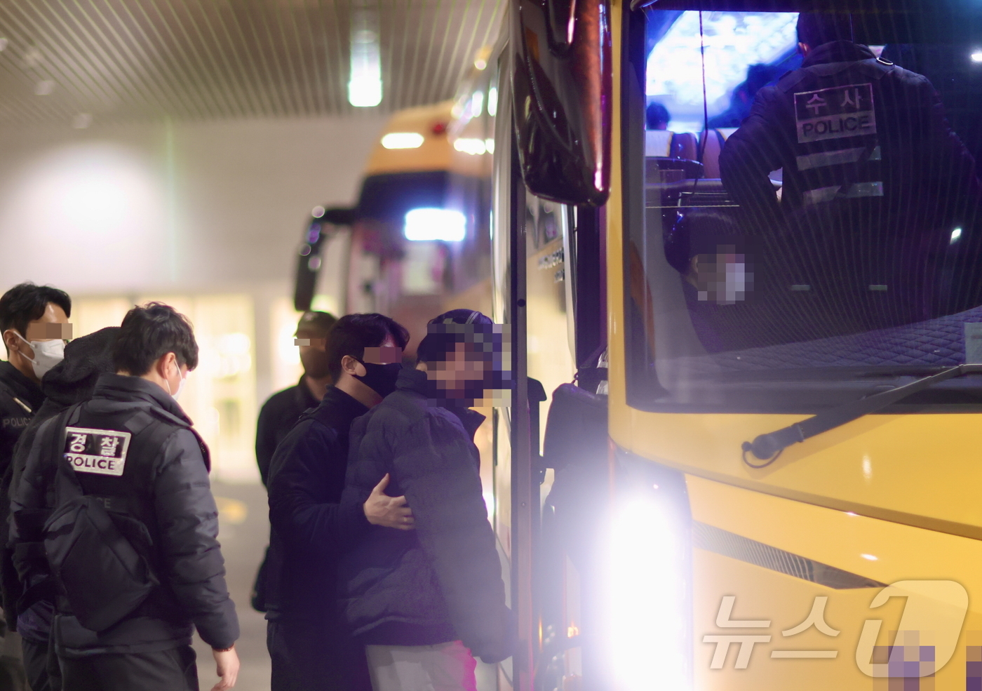 (인천공항=뉴스1) 윤일지 기자 = 캄보디아를 거점으로 대규모 스캠 범죄를 저지른 한국 국적 피의자들이 23일 오전 인천국제공항 2터미널을 통해 강제 송환되고 있다. (부산경찰청 …