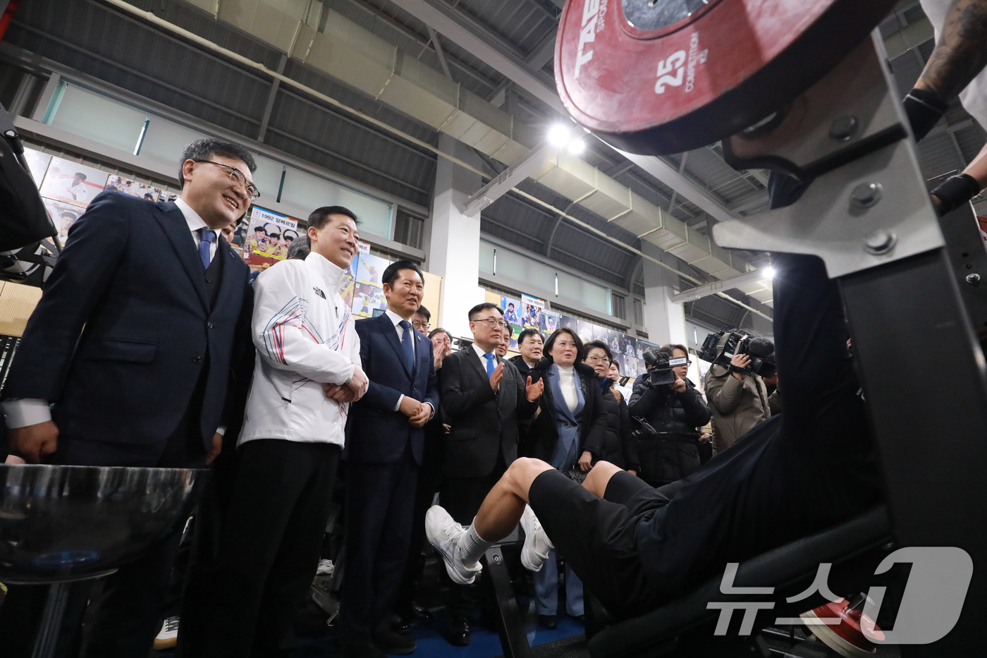 (진천=뉴스1) 김용빈 기자 = 정청래 더불어민주당 대표가 23일 충북 진천선수촌 웨이트트레이닝장에서 선수들을 격려하고 있다. 2026.1.23/뉴스1