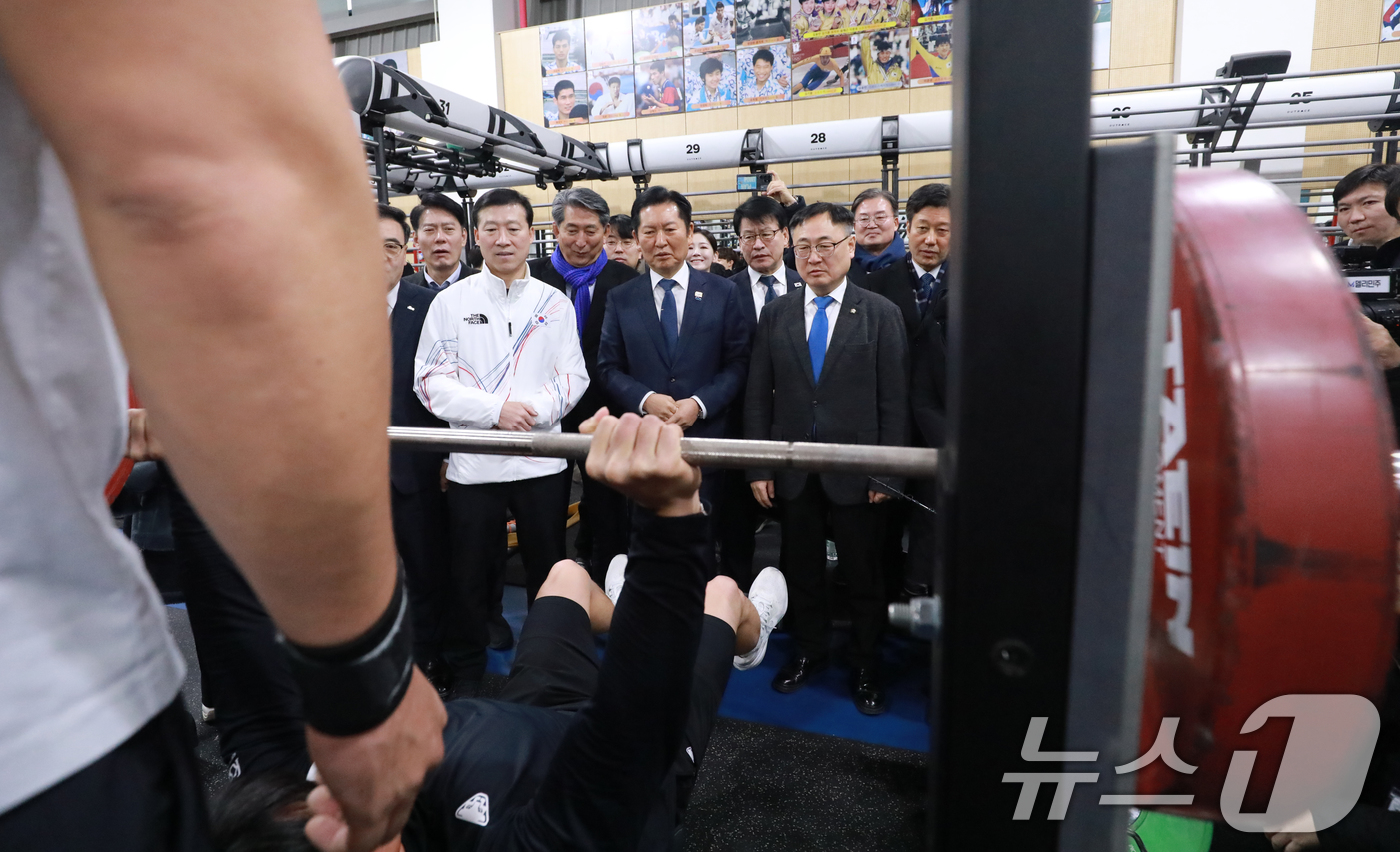 (진천=뉴스1) 김용빈 기자 = 정청래 더불어민주당 대표가 23일 충북 진천선수촌 웨이트트레이닝장에서 훈련하는 선수들을 격려하고 있다. 2026.1.23/뉴스1