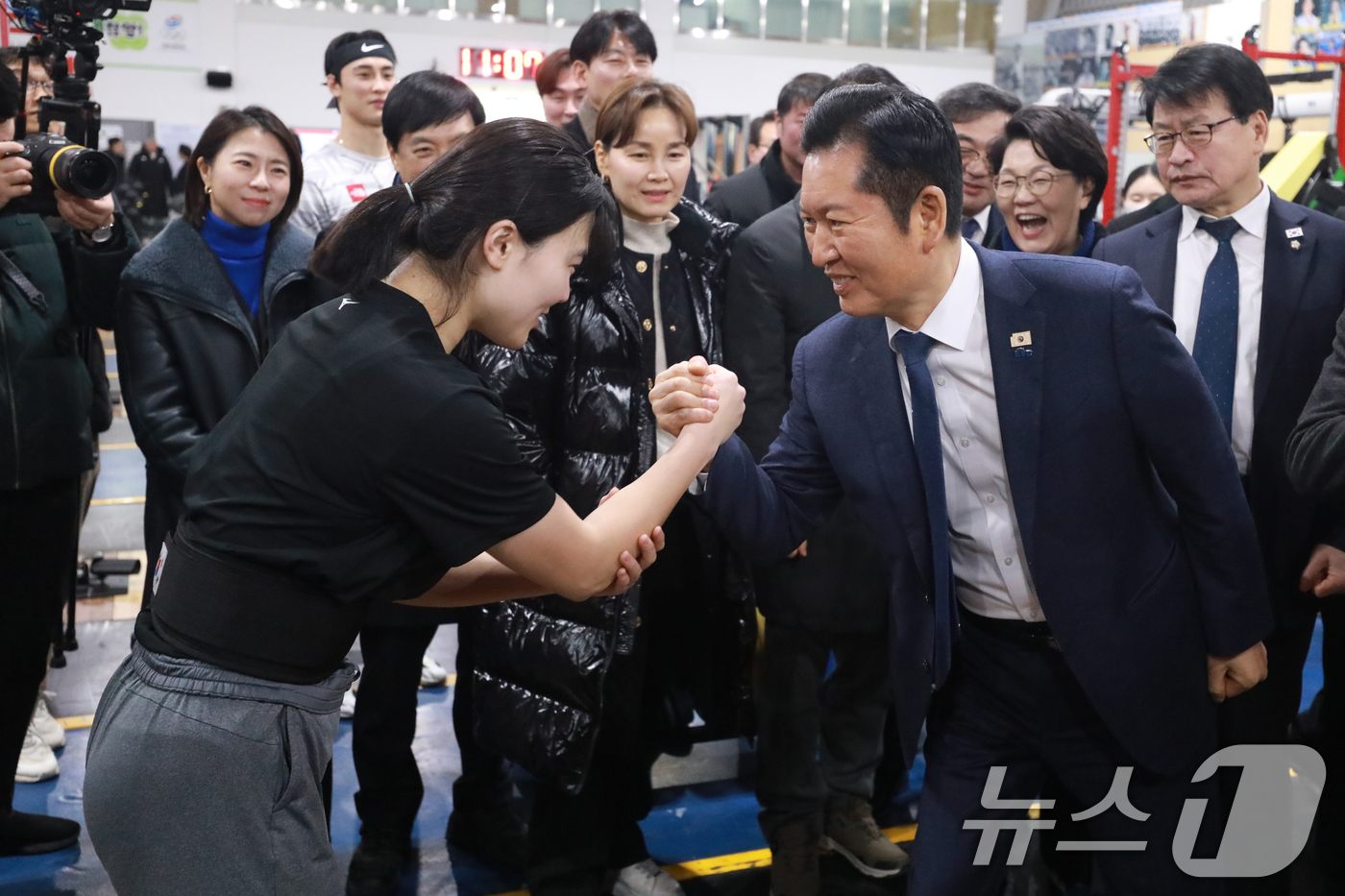 (진천=뉴스1) 김용빈 기자 = 정청래 더불어민주당 대표가 23일 충북 진천선수촌 웨이트트레이닝장에서 훈련하는 선수들을 격려하고 있다. 2026.1.23/뉴스1