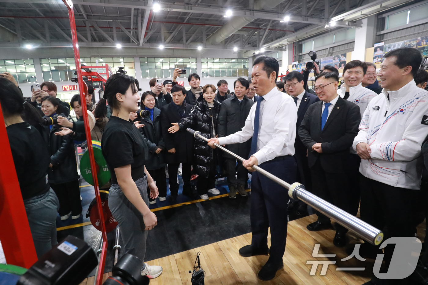 (진천=뉴스1) 김용빈 기자 = 정청래 더불어민주당 대표가 23일 충북 진천선수촌 웨이트트레이닝장에서 웨이트 훈련을 함께하고 있다. 2026.1.23/뉴스1