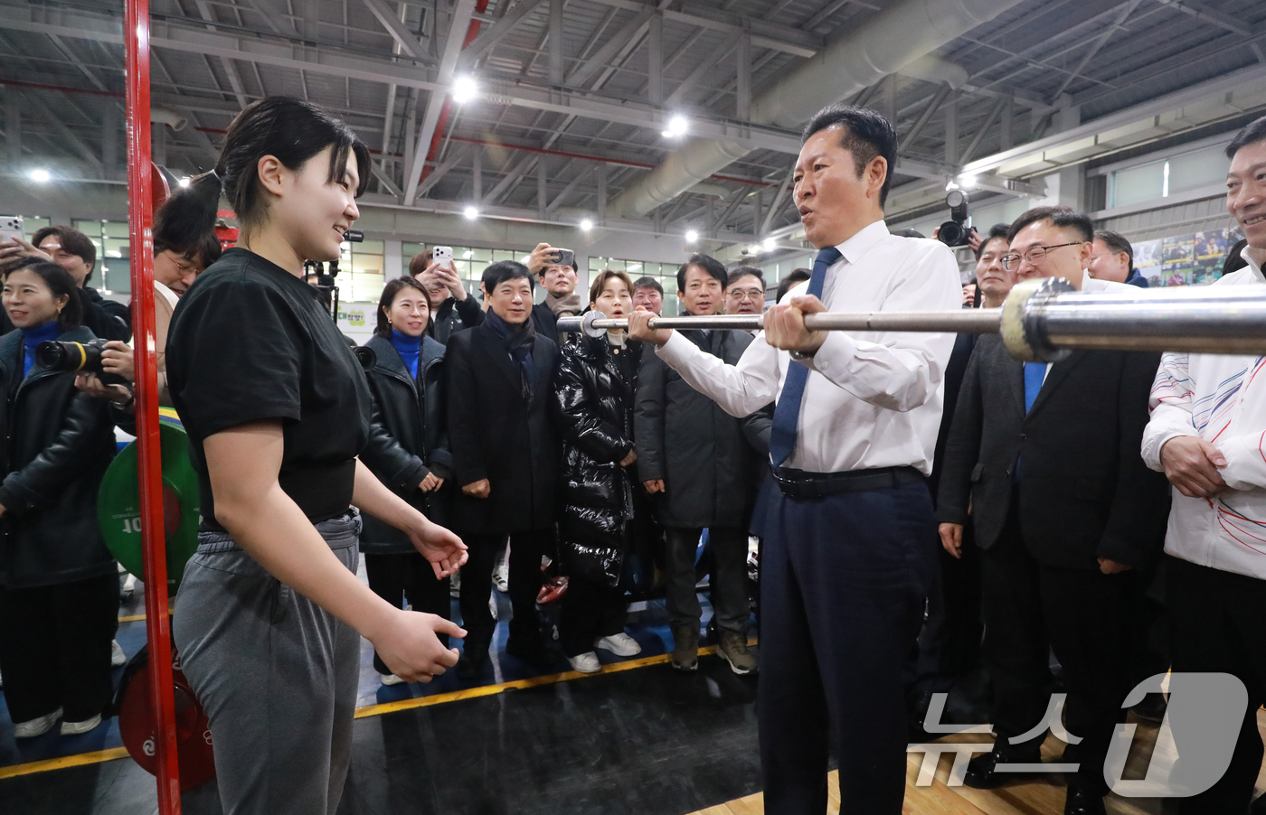 (진천=뉴스1) 김용빈 기자 = 정청래 더불어민주당 대표가 23일 충북 진천선수촌 웨이트트레이닝장에서 훈련하는 선수들을 격려하고 있다. 2026.1.23/뉴스1