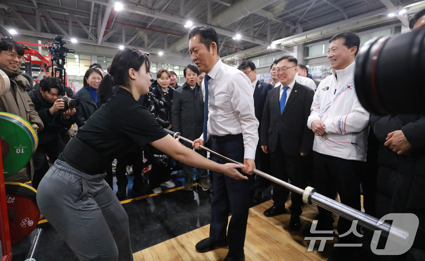 (진천=뉴스1) 김용빈 기자 = 정청래 더불어민주당 대표가 23일 충북 진천선수촌 웨이트트레이닝장에서 선수들과 함께 운동하고 있다. 2026.1.23/뉴스1
