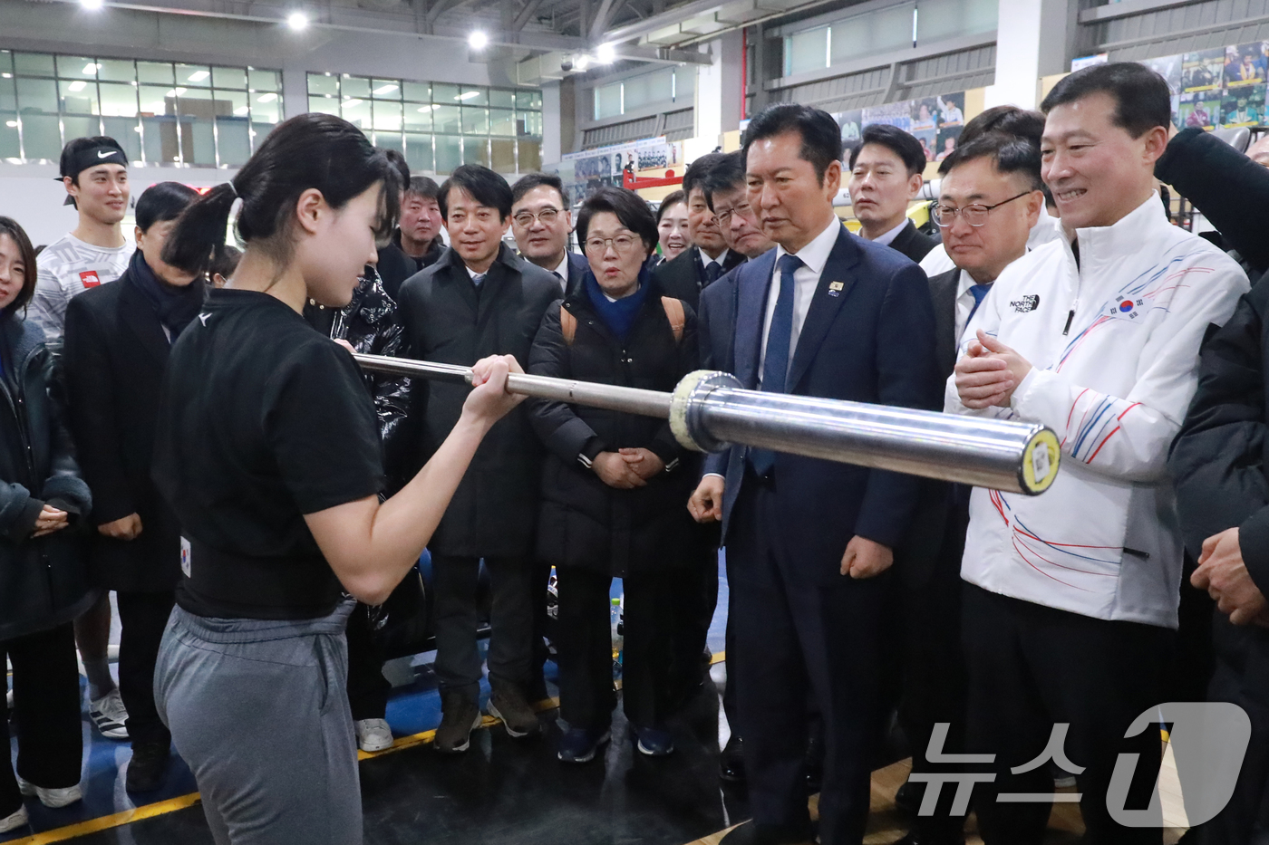 (진천=뉴스1) 김용빈 기자 = 정청래 더불어민주당 대표가 23일 충북 진천선수촌 웨이트트레이닝장에서 훈련하는 선수들을 격려하고 있다. 2026.1.23/뉴스1