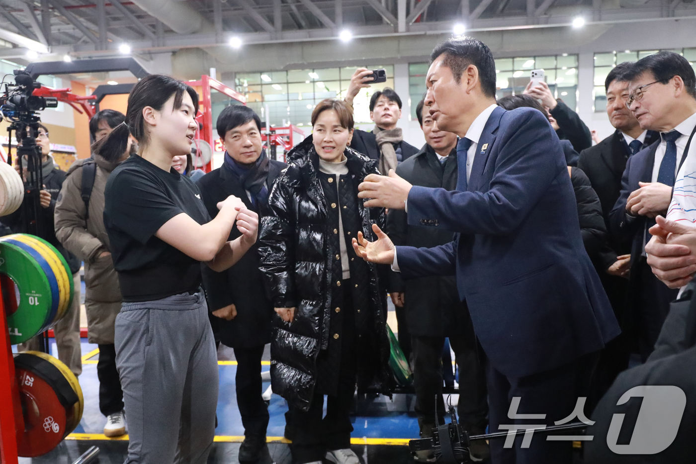 (진천=뉴스1) 김용빈 기자 = 정청래 더불어민주당 대표가 23일 충북 진천선수촌 웨이트트레이닝장에서 훈련하는 선수들을 격려하고 있다. 2026.1.23/뉴스1