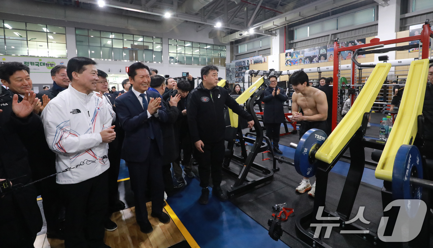 (진천=뉴스1) 김용빈 기자 = 정청래 더불어민주당 대표가 23일 충북 진천선수촌 웨이트트레이닝장에서 훈련하는 선수들을 격려하고 있다. 2026.1.23/뉴스1