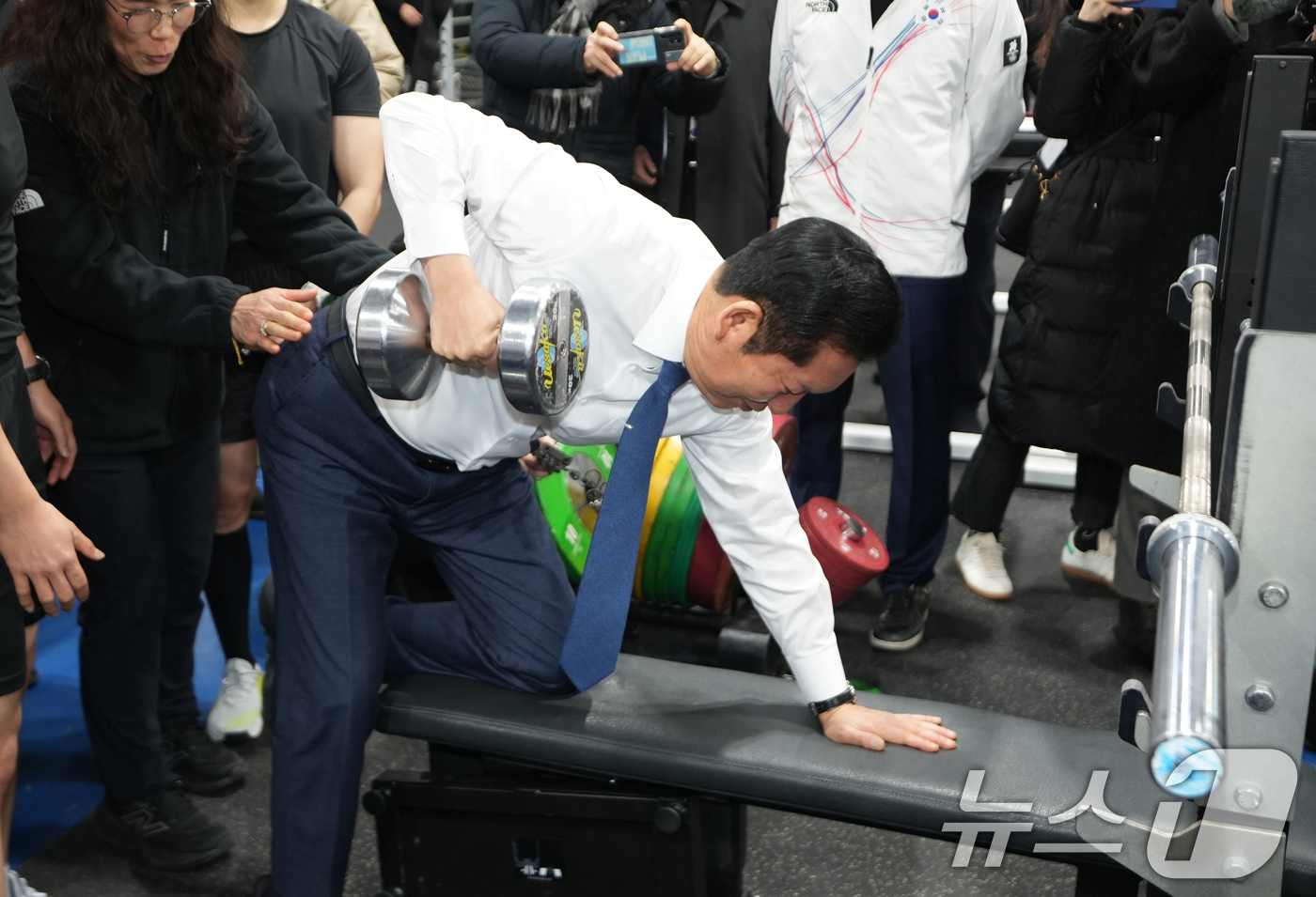 (진천=뉴스1) 김용빈 기자 = 정청래 더불어민주당 대표가 23일 충북 진천선수촌 웨이트트레이닝장에서 국가대표 선수들과 함께 훈련하고 있다. 2026.1.23/뉴스1