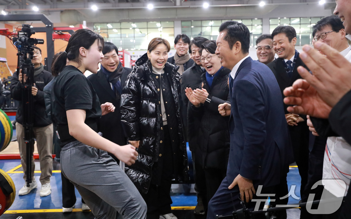 (진천=뉴스1) 김용빈 기자 = 정청래 더불어민주당 대표가 23일 충북 진천선수촌 웨이트트레이닝장에서 선수에게 발차기를 맞고 아파하고 있다. 2026.1.23/뉴스1