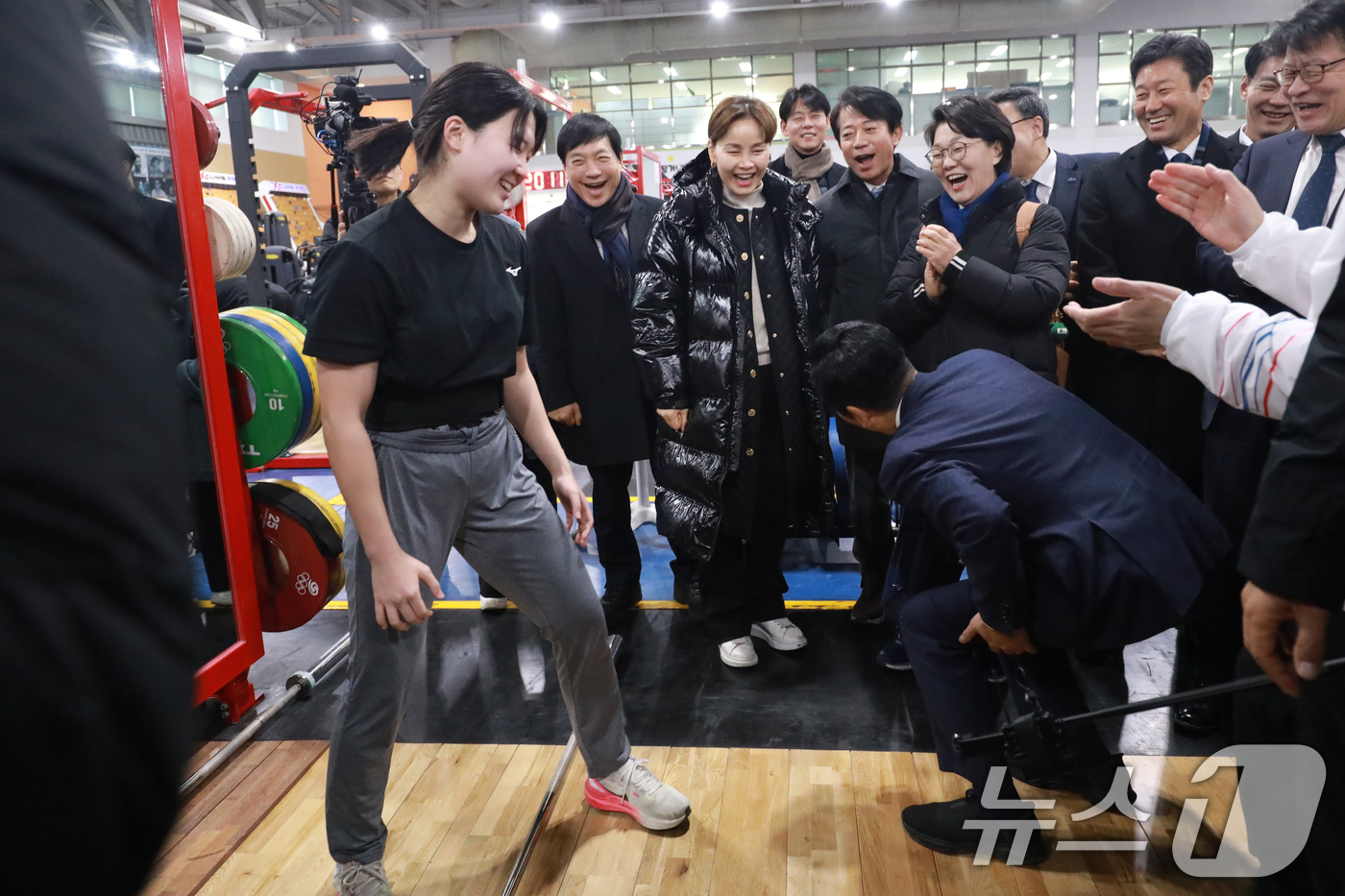 (진천=뉴스1) 김용빈 기자 = 정청래 더불어민주당 대표가 23일 충북 진천선수촌 웨이트트레이닝장에서 국가대표 선수와 함께 대련하고 있다. 2026.1.23/뉴스1