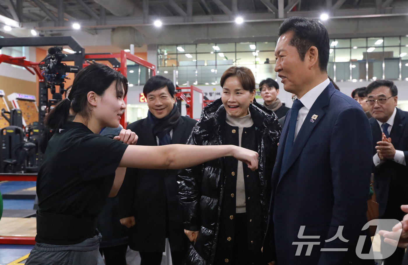 (진천=뉴스1) 김용빈 기자 = 정청래 더불어민주당 대표가 23일 충북 진천선수촌 웨이트트레이닝장에서 국가대표 선수와 함께 대화를 나누고 있다. 2026.1.23/뉴스1