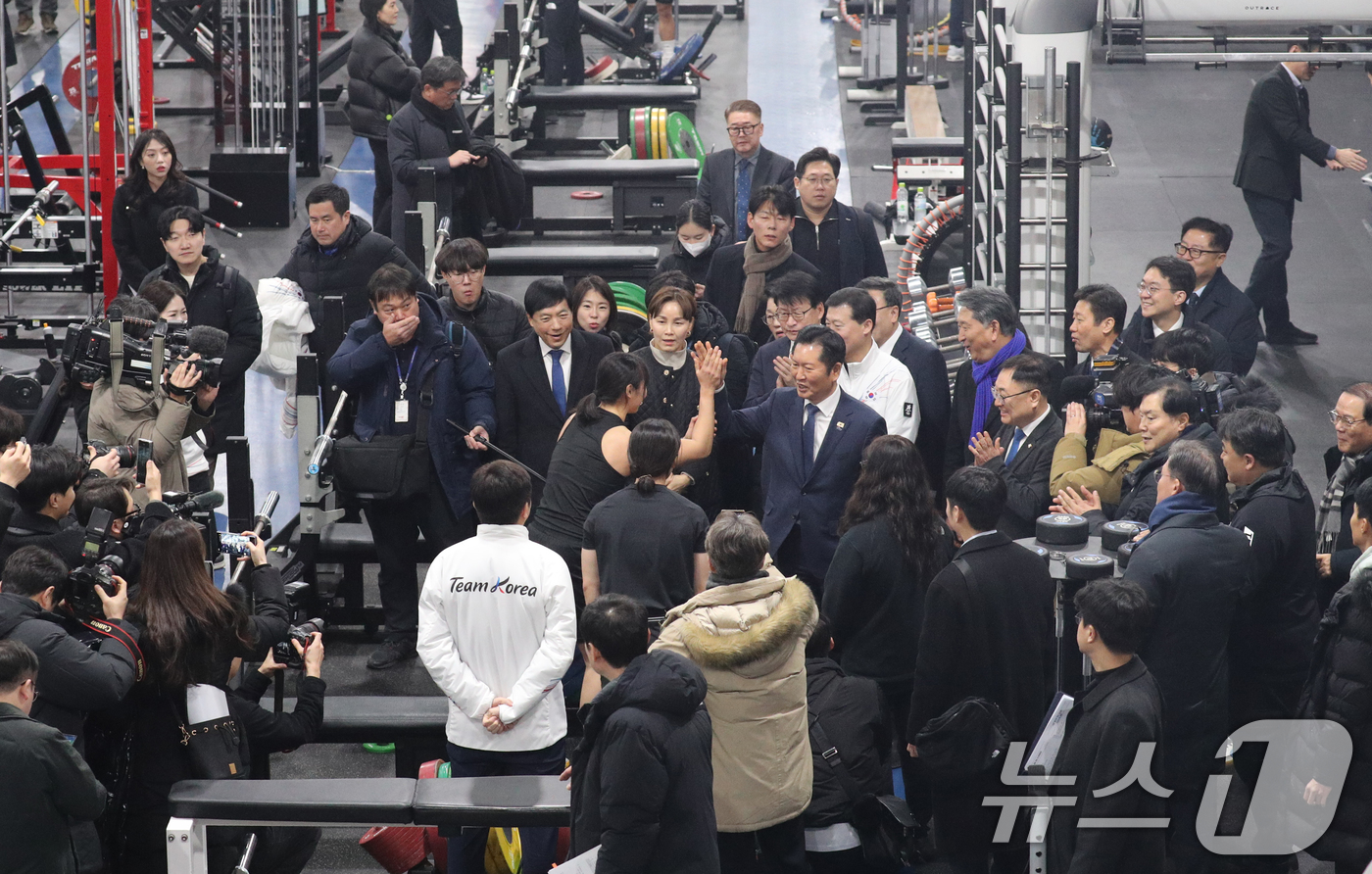 (진천=뉴스1) 김용빈 기자 = 정청래 더불어민주당 대표가 23일 충북 진천선수촌 웨이트트레이닝장에서 국가대표 선수들을 격려하고 있다. 2026.1.23/뉴스1