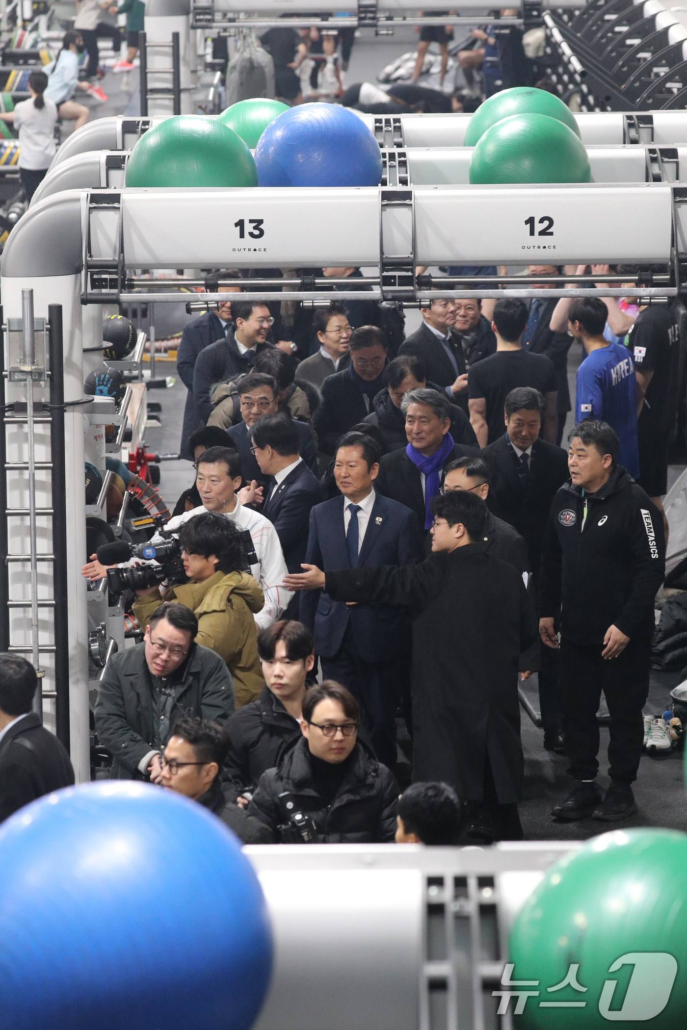 (진천=뉴스1) 김용빈 기자 = 정청래 더불어민주당 대표가 23일 충북 진천선수촌 웨이트트레이닝장에서 국가대표 선수들을 격려하고 있다. 2026.1.23/뉴스1