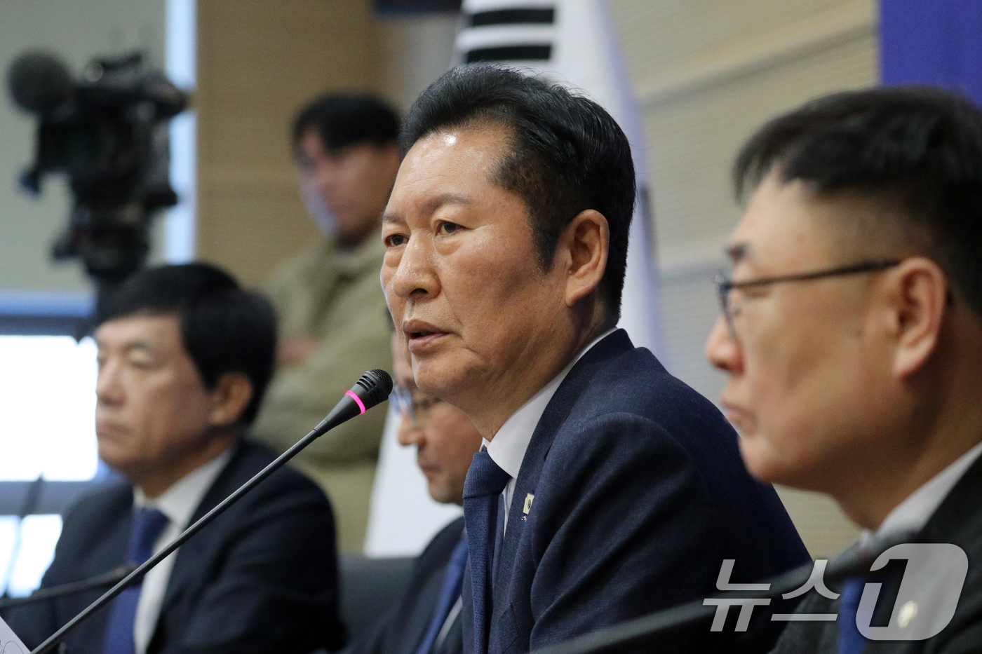 (진천=뉴스1) 김용빈 기자 = 정청래 더불어민주당 대표가 23일 충북 진천선수촌에서 열린 최고위원회의에서 모두발언을 하고 있다. 2026.1.23/뉴스1