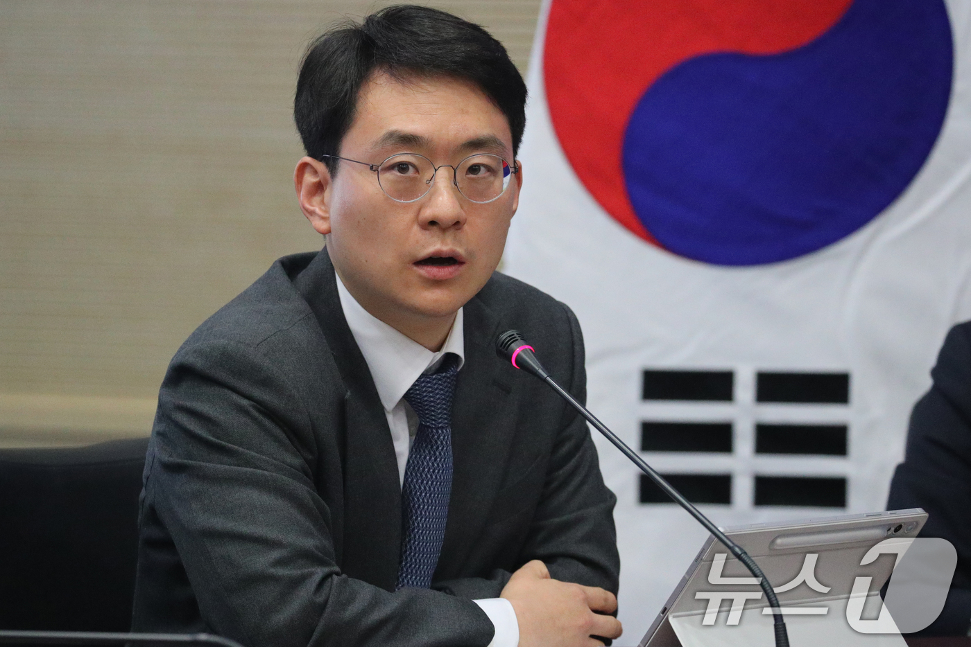 (진천=뉴스1) 김용빈 기자 = 박지원 더불어민주당 최고위원이  23일 충북 진천국가대표선수촌에서 열린 최고위원회의에서 전날 정청래 대표의 조국혁신당 합당 발언과 관련한 발언을 하 …