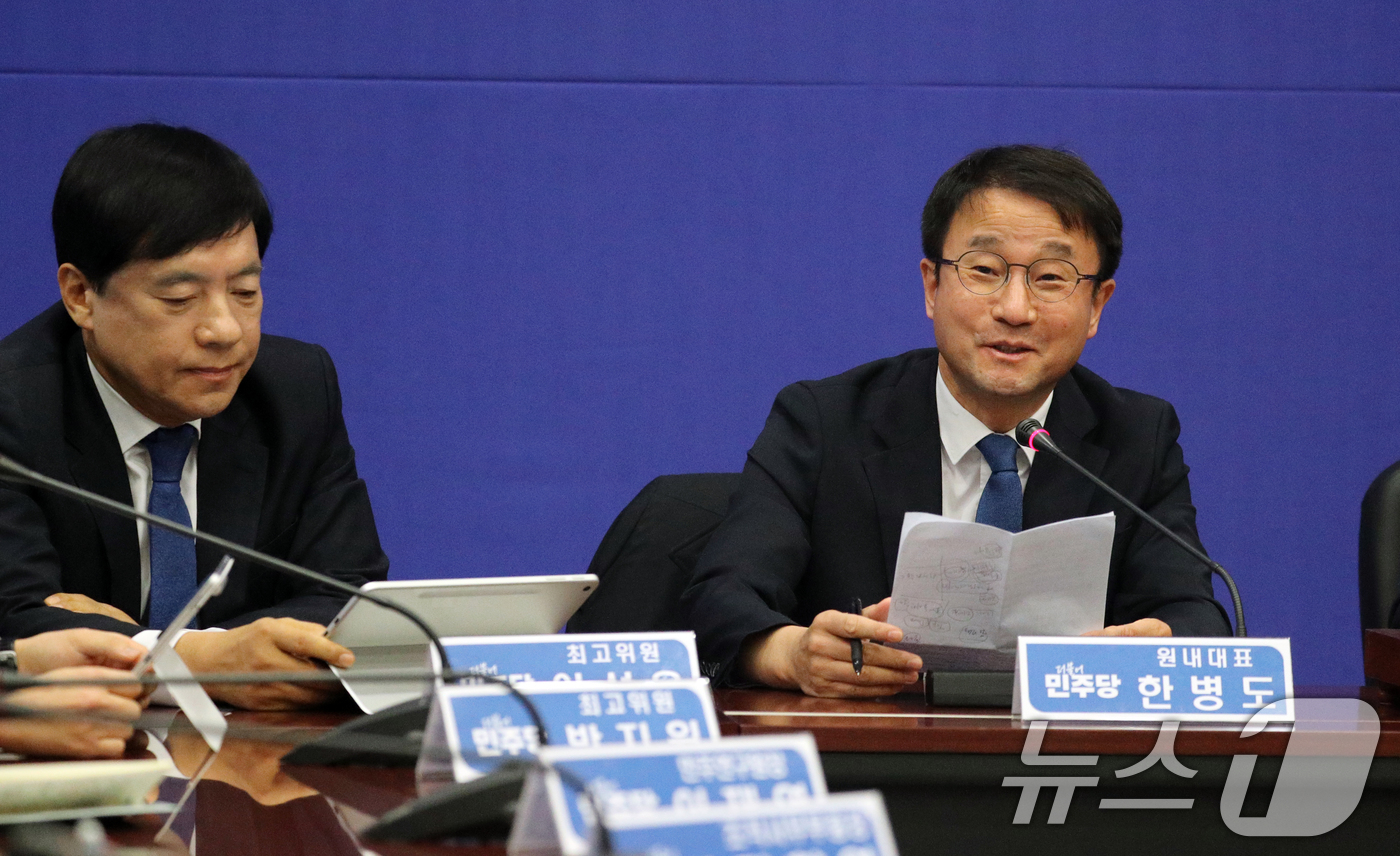 (진천=뉴스1) 김용빈 기자 = 한병도 더불어민주당 원내대표가  23일 충북 진천국가대표선수촌에서 열린 최고위원회의에서 발언하고 있다. 2026.1.23/뉴스1