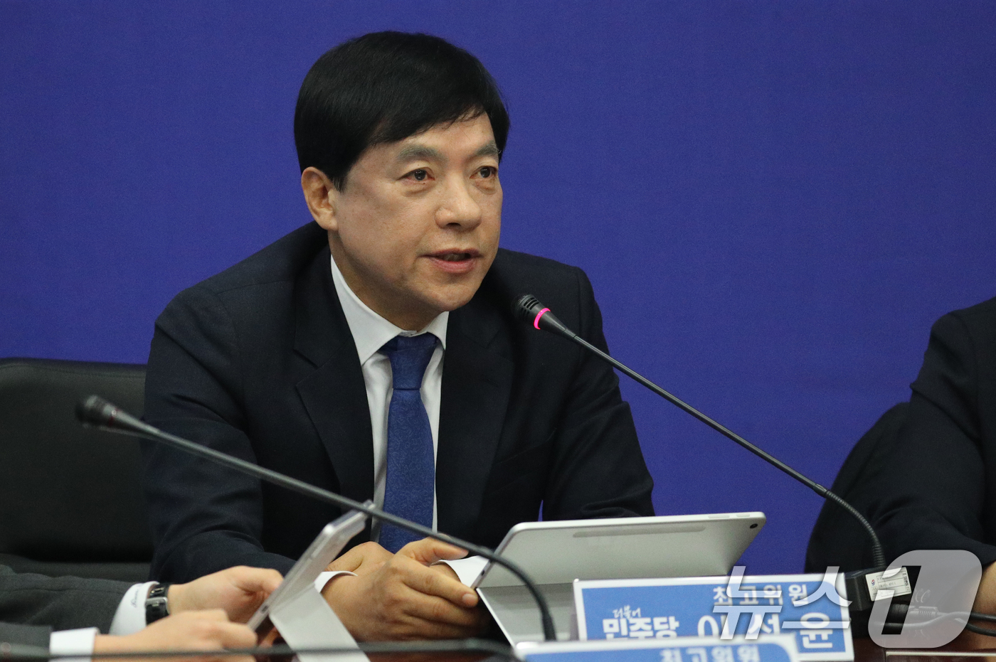 (진천=뉴스1) 김용빈 기자 = 이성윤 더불어민주당 최고위원이  23일 충북 진천국가대표선수촌에서 열린 최고위원회의에서 발언하고 있다. 2026.1.23/뉴스1