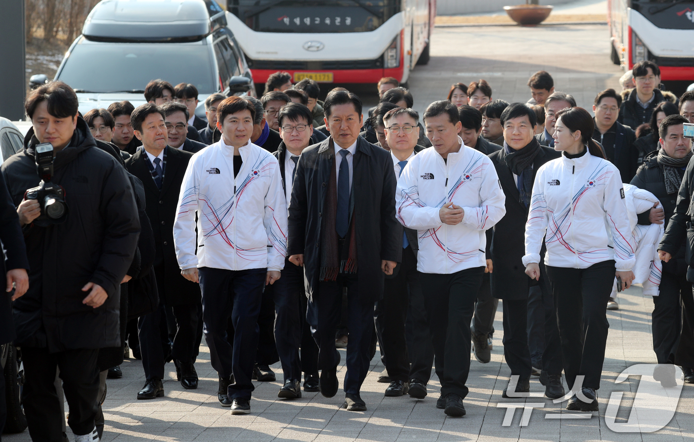 (진천=뉴스1) 김용빈 기자 = 정청래 더불어민주당 대표가 23일 충북 진천국가대표선수촌에서 열린 최고위원회의를 마친 뒤 훈련장으로 이동하고 있다. 2026.1.23/뉴스1