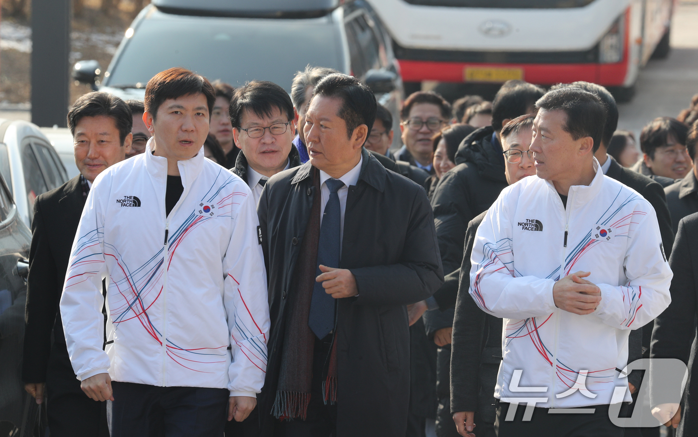 (진천=뉴스1) 김용빈 기자 = 정청래 더불어민주당 대표가 23일 충북 진천국가대표선수촌에서 열린 최고위원회의를 마친 뒤 유승민 대한체육회장과 훈련장으로 이동하고 있다. 2026. …