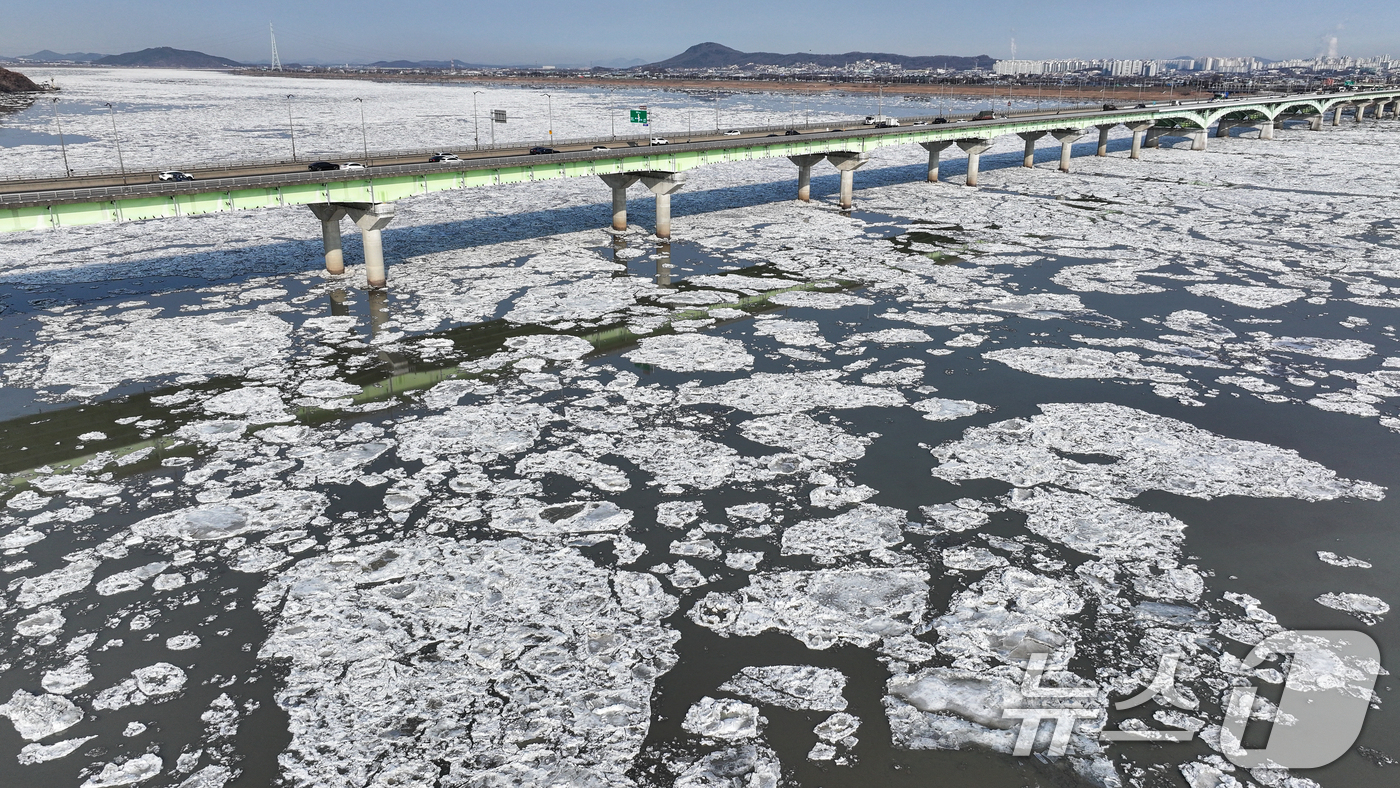 (김포=뉴스1) 김도우 기자 = 연일 한파가 이어지고 있는 23일 경기 김포시 일산대교 일대 한강 위에 유빙이 떠다니고 있다.  2026.1.23/뉴스1