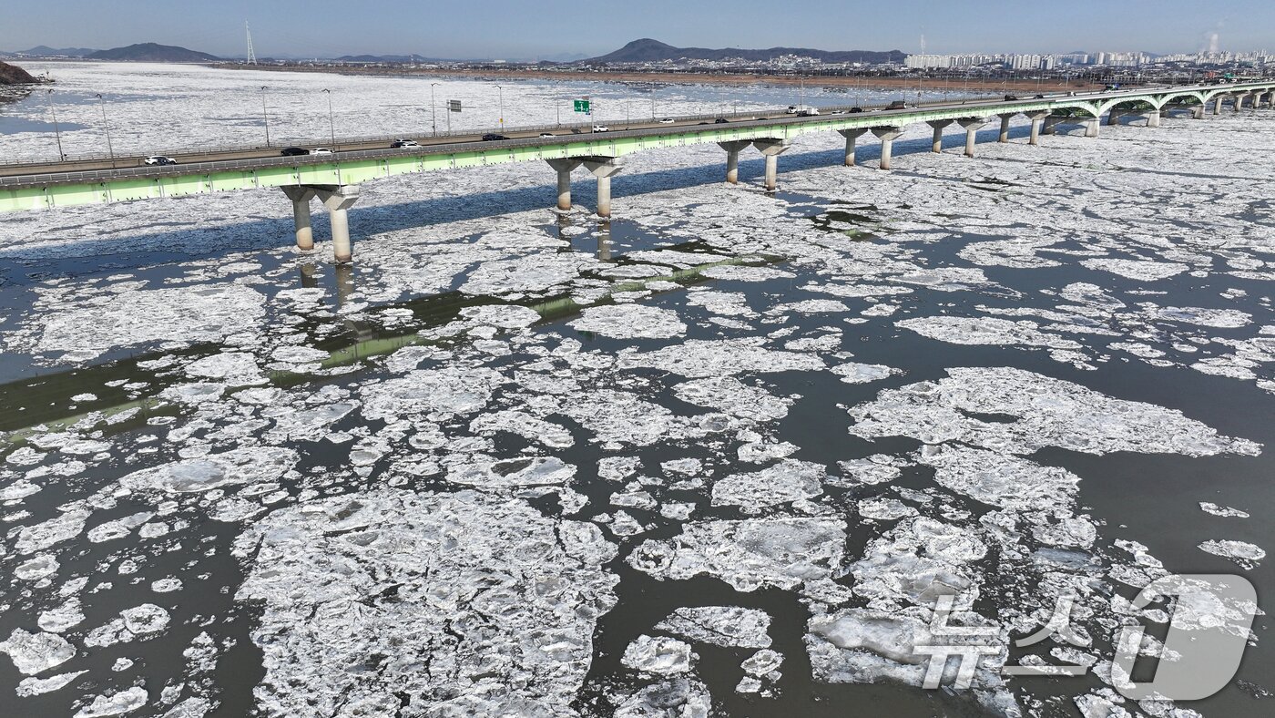본문 이미지 - 연일 한파가 이어지고 있는 23일 경기 김포시 일산대교 일대 한강 위에 유빙이 떠다니고 있다. 2026.1.23/뉴스1 ⓒ News1 김도우 기자