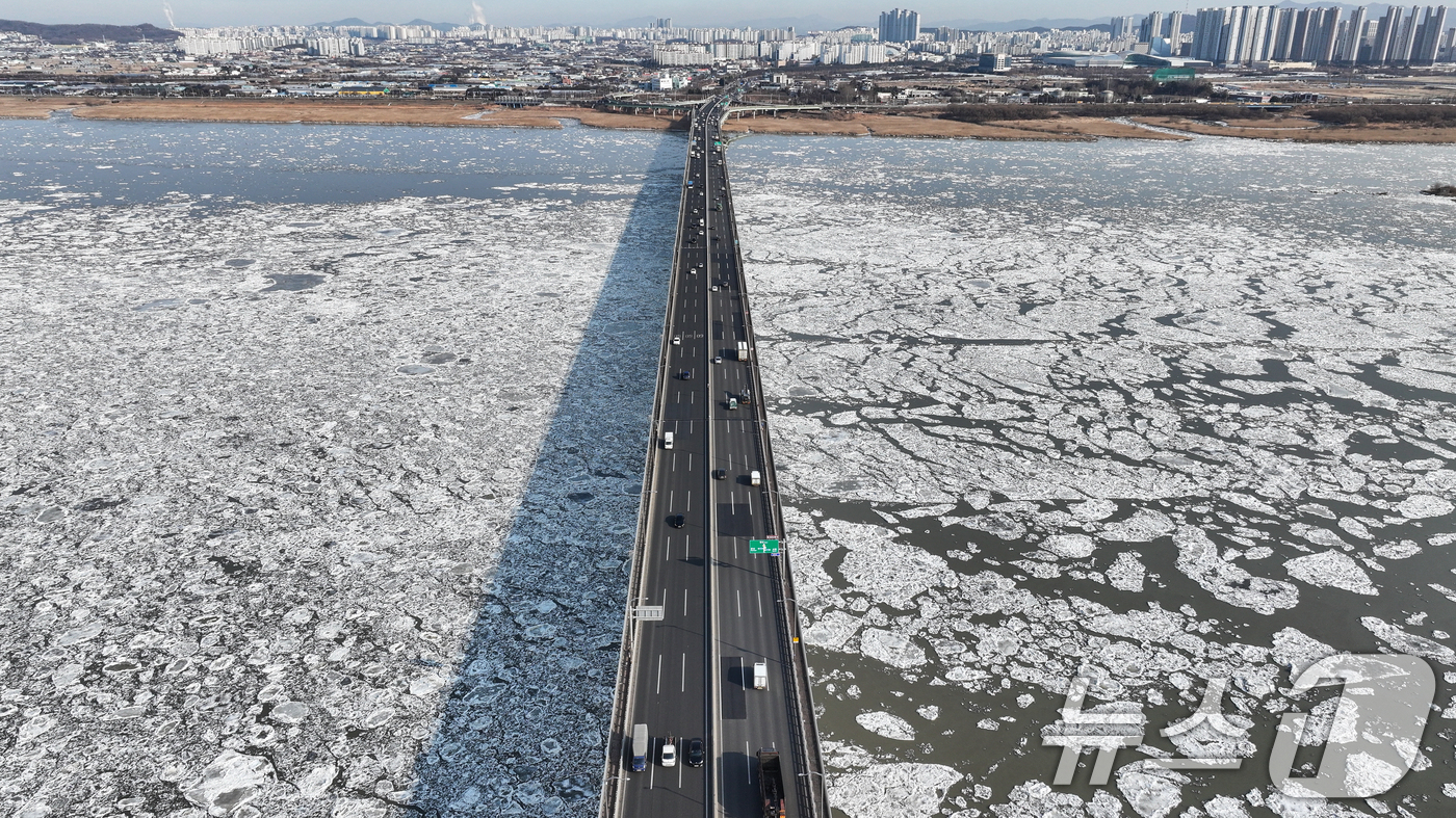(김포=뉴스1) 김도우 기자 = 연일 한파가 이어지고 있는 23일 경기 김포시 일산대교 일대 한강 위에 유빙이 떠다니고 있다.  2026.1.23/뉴스1