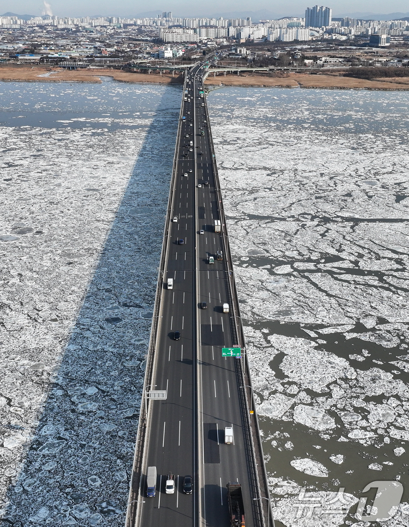 (김포=뉴스1) 김도우 기자 = 연일 한파가 이어지고 있는 23일 경기 김포시 일산대교 일대 한강 위에 유빙이 떠다니고 있다.  2026.1.23/뉴스1