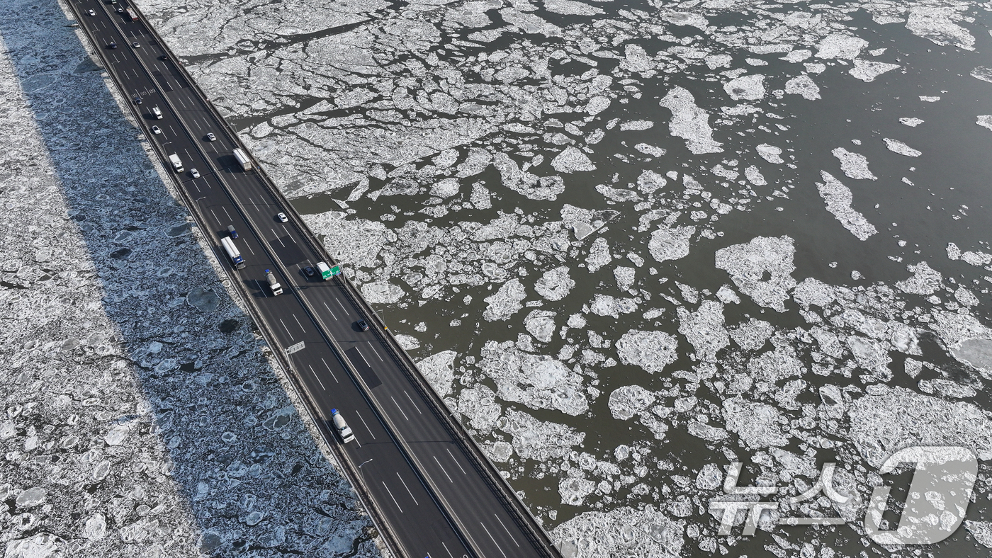 (김포=뉴스1) 김도우 기자 = 연일 한파가 이어지고 있는 23일 경기 김포시 일산대교 일대 한강 위에 유빙이 떠다니고 있다.  2026.1.23/뉴스1