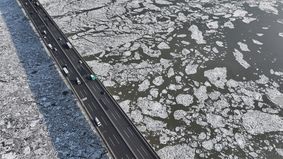 연일 이어진 최강한파…한강에 유빙 '둥둥'