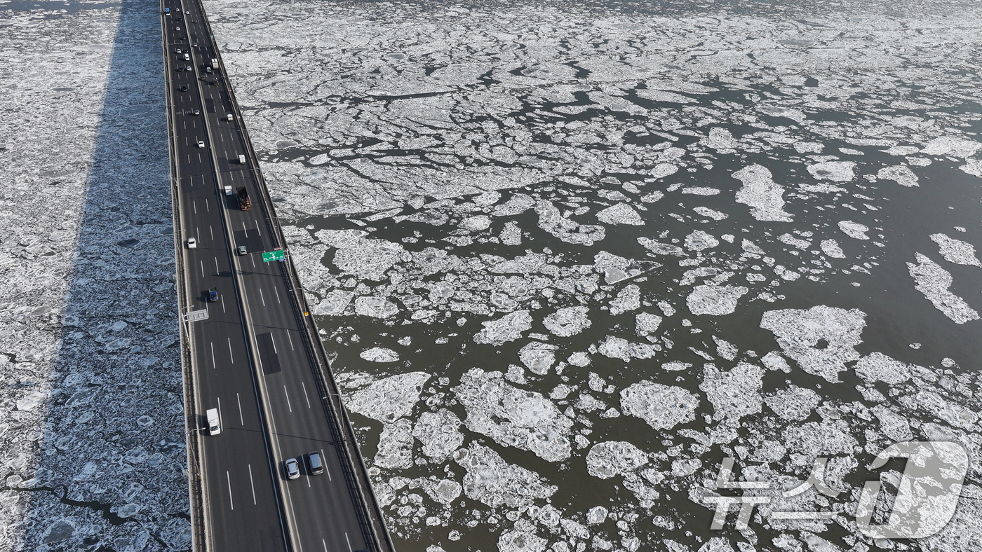 (김포=뉴스1) 김도우 기자 = 연일 한파가 이어지고 있는 23일 경기 김포시 일산대교 일대 한강 위에 유빙이 떠다니고 있다.  2026.1.23/뉴스1