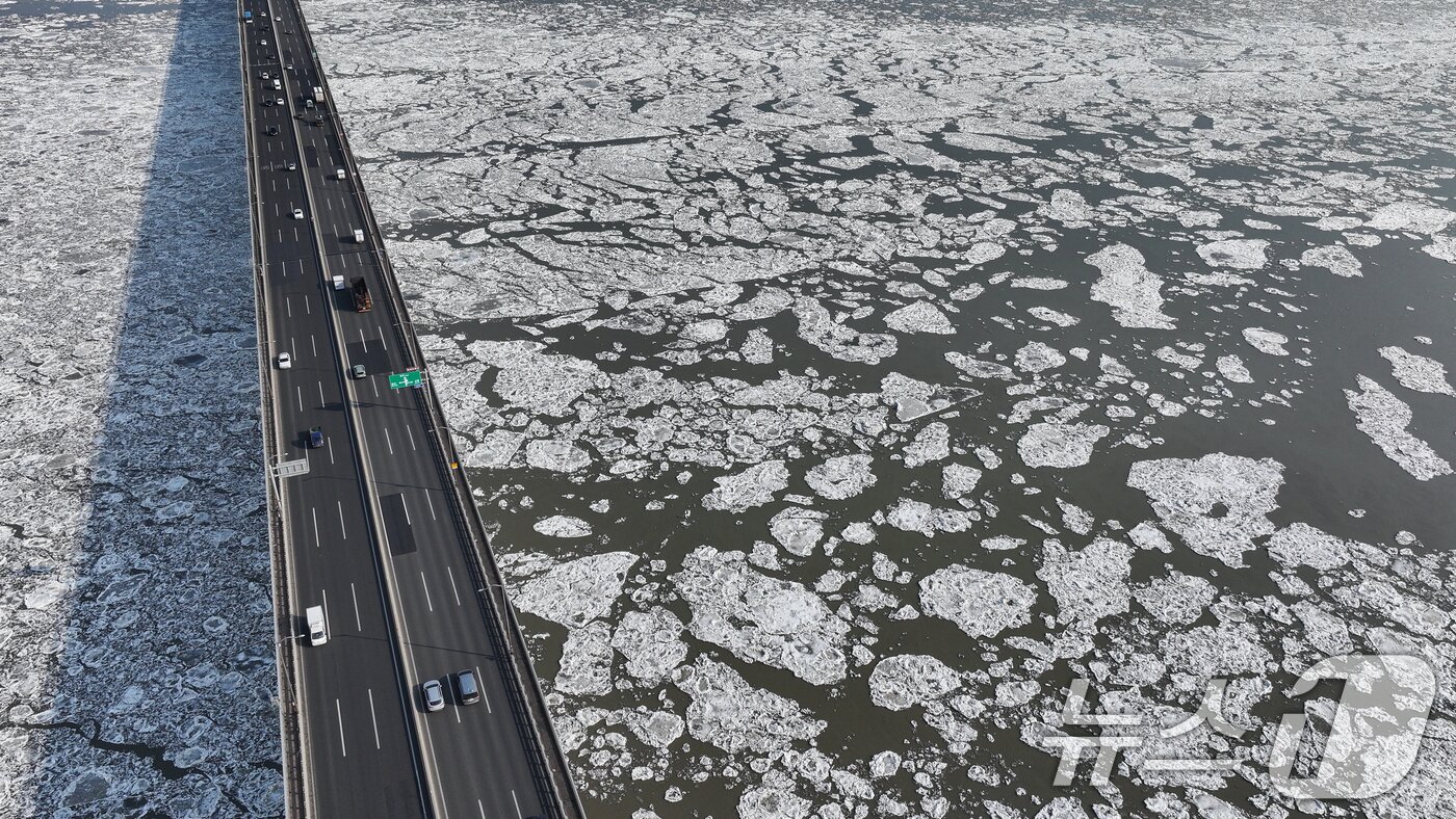본문 이미지 - 연일 한파가 이어지고 있는 23일 경기 김포시 일산대교 일대 한강 위에 유빙이 떠다니고 있다. 2026.1.23/뉴스1 ⓒ News1 김도우 기자