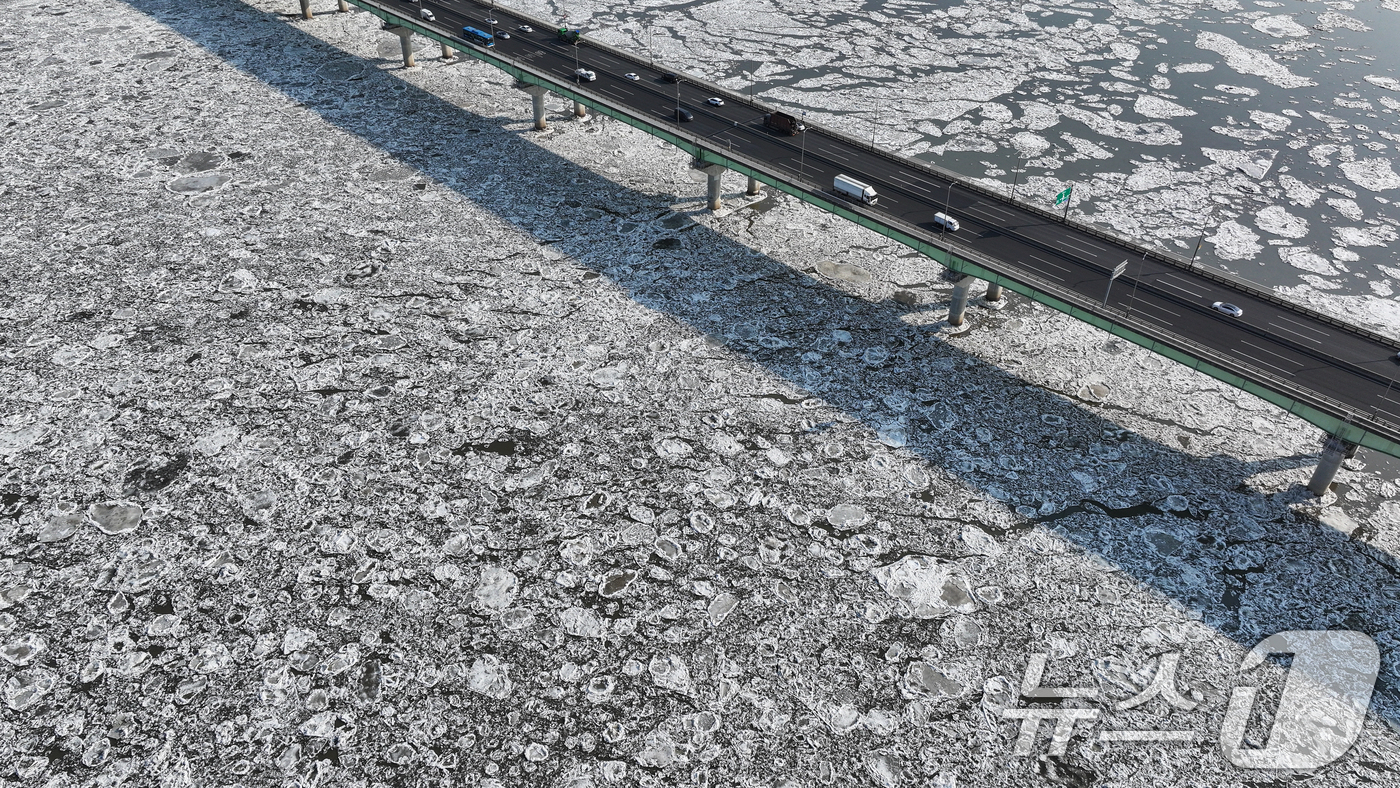 (김포=뉴스1) 김도우 기자 = 연일 한파가 이어지고 있는 23일 경기 김포시 일산대교 일대 한강 위에 유빙이 떠다니고 있다.  2026.1.23/뉴스1