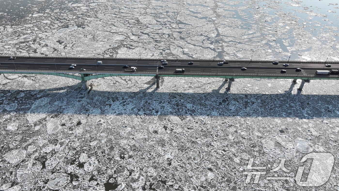 본문 이미지 - 연일 한파가 이어지고 있는 23일 경기 김포시 일산대교 일대 한강 위에 유빙이 떠다니고 있다. 2026.1.23/뉴스1 ⓒ News1 김도우 기자